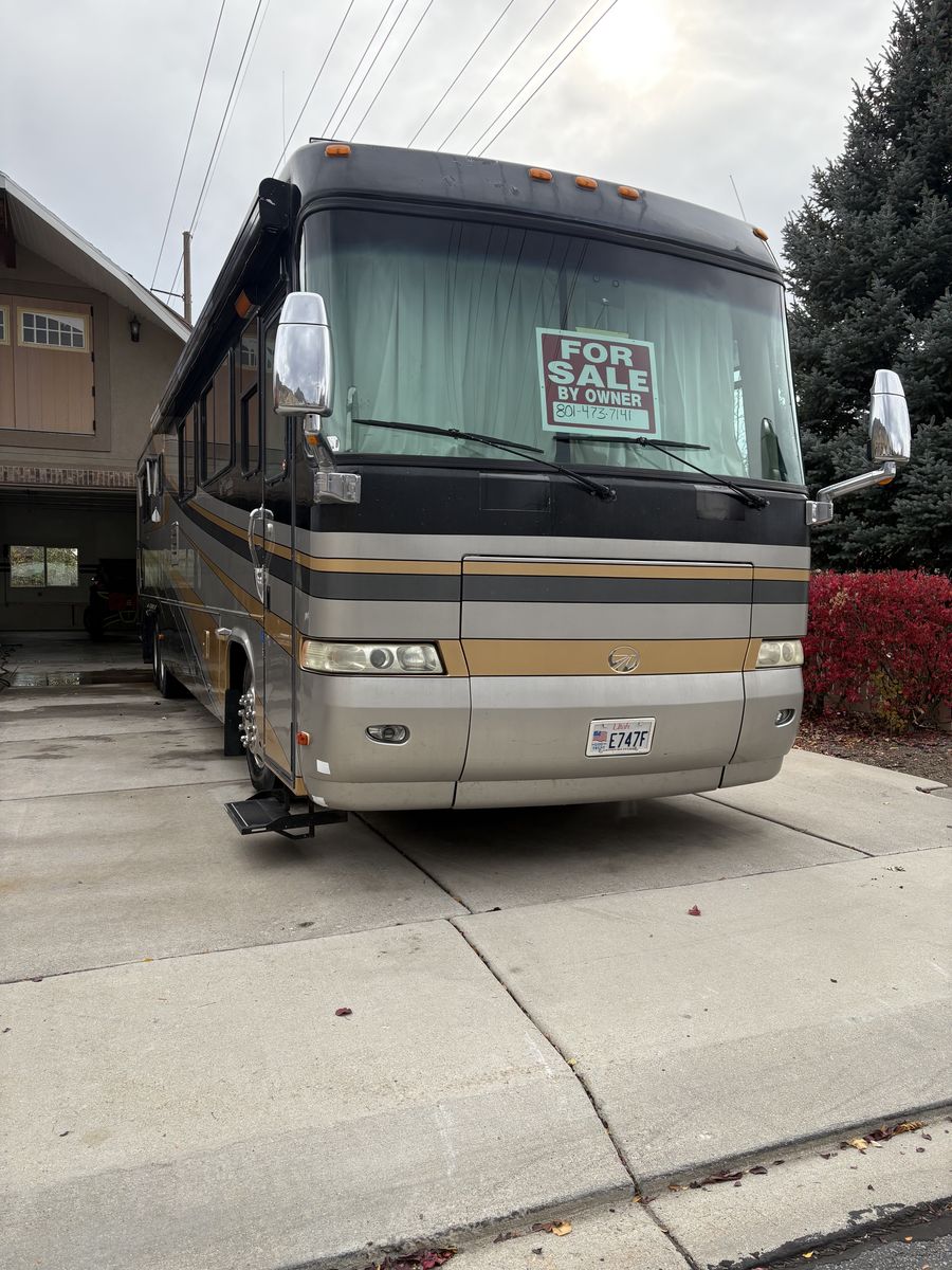 Monaco executive 42 FT 2 slides 500HP Cummins