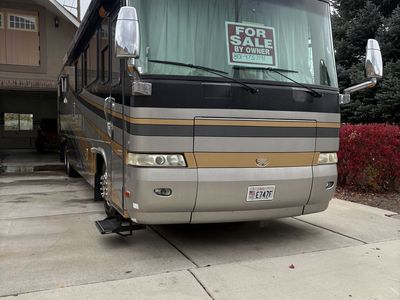 Monaco executive 42 FT 2 slides 500HP Cummins