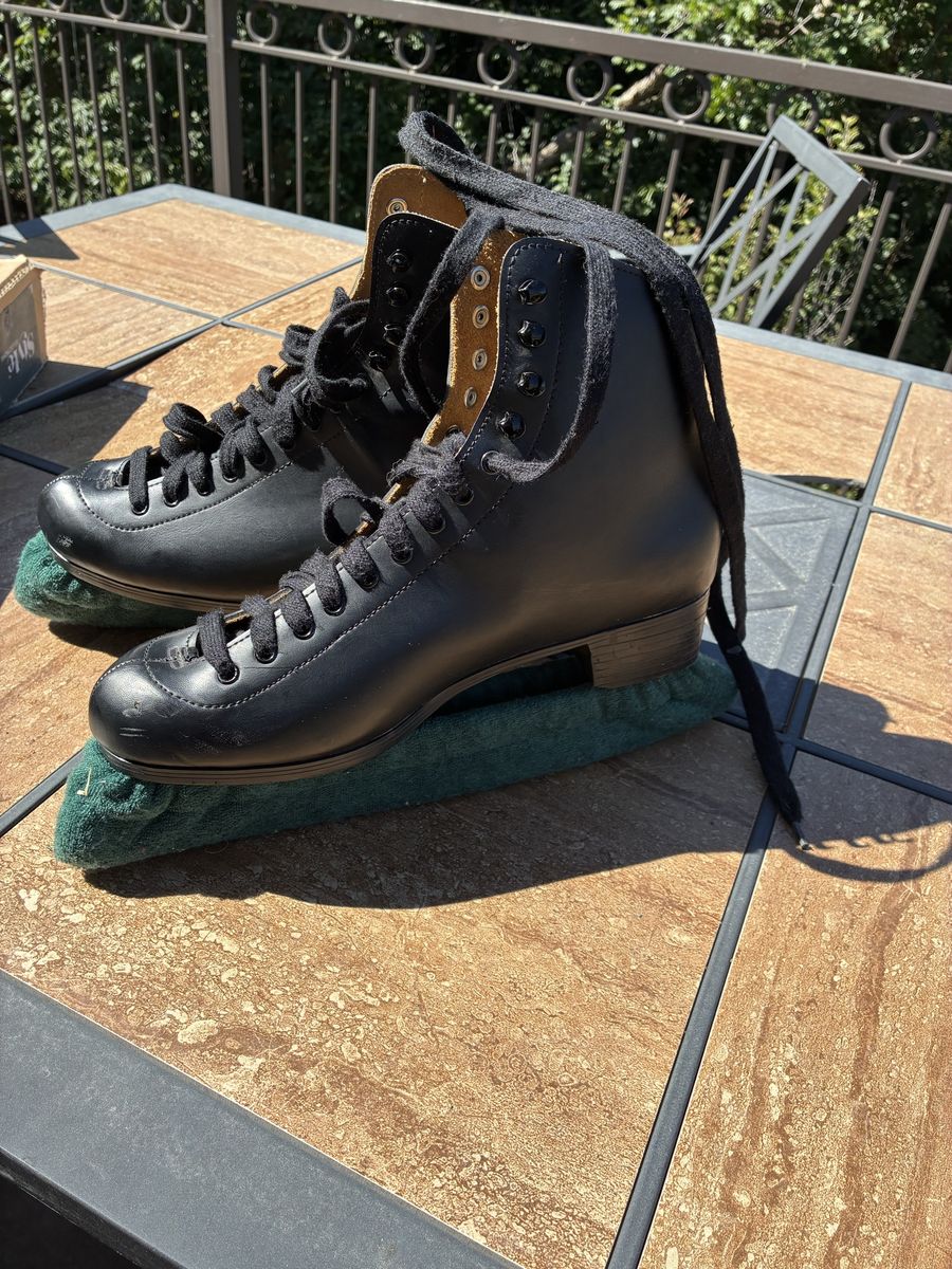 Black Ice Skates with RRA Logo on Heel size 9