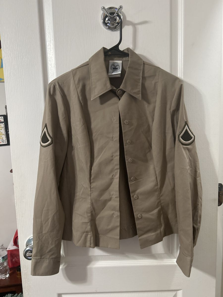 New US Army Uniform Button-Up Shirt long sleeve Khaki Green, Size 10P with Sleeve Patches