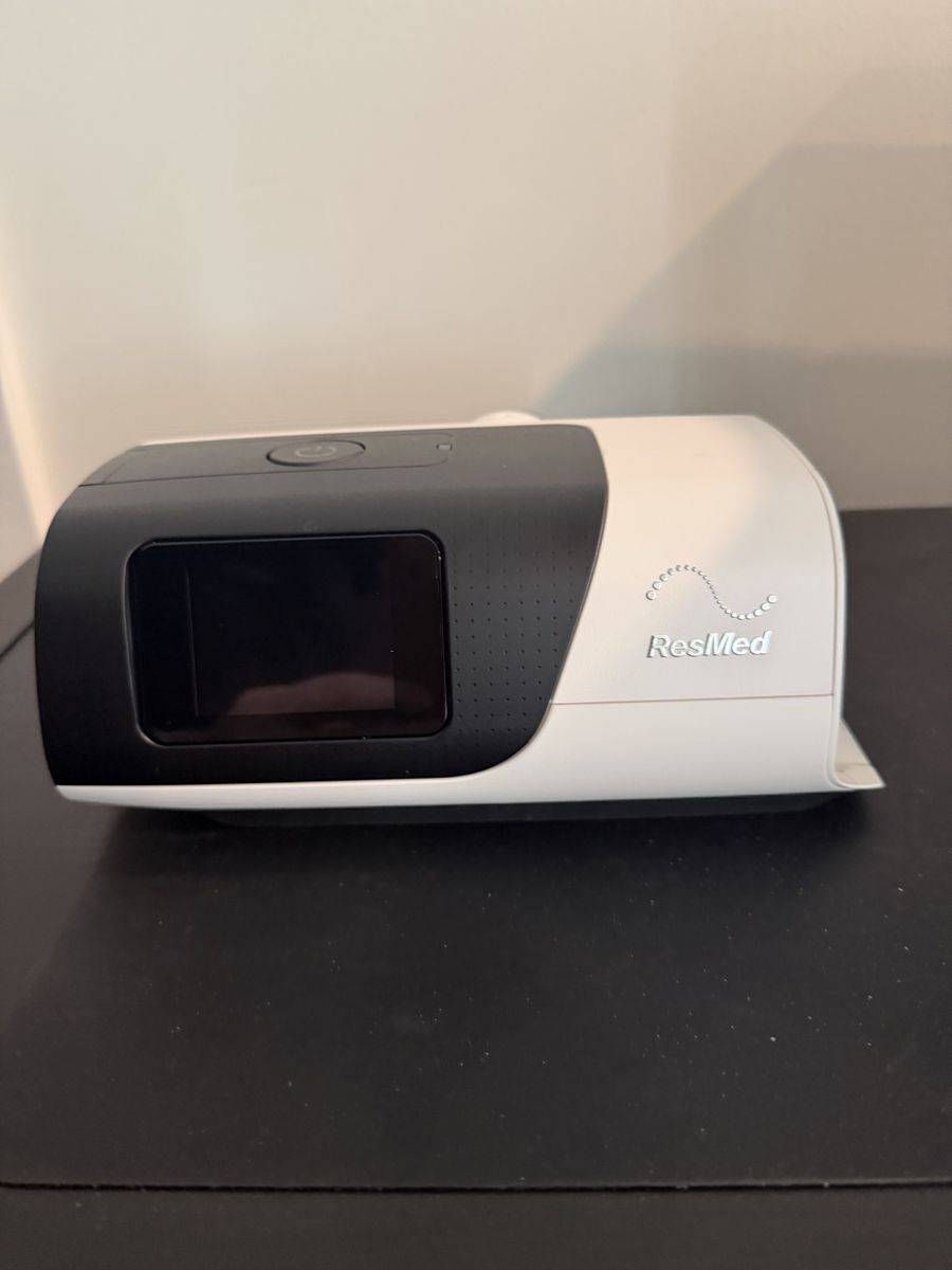 ResMed AirSense 11 AutoSet CPAP Machine. Includes 2 types of masks, brand new water chamber & Climate  11 heated air tubing.