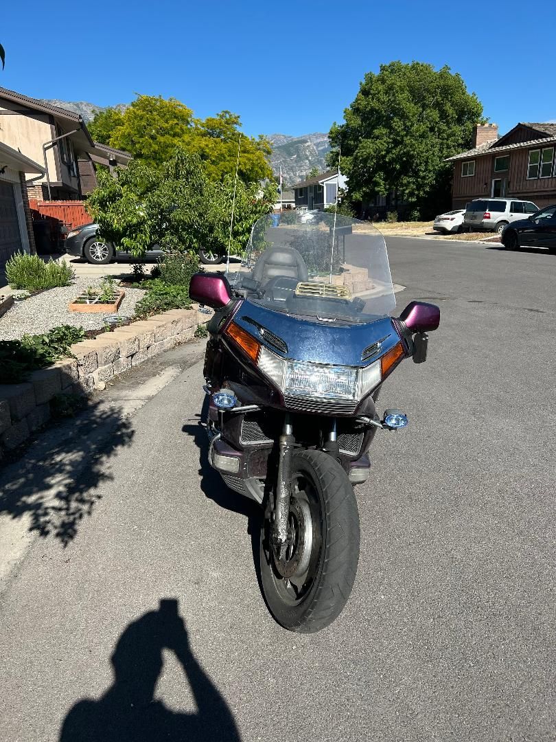 sold as is 1990 Goldwing. Runs and drives!