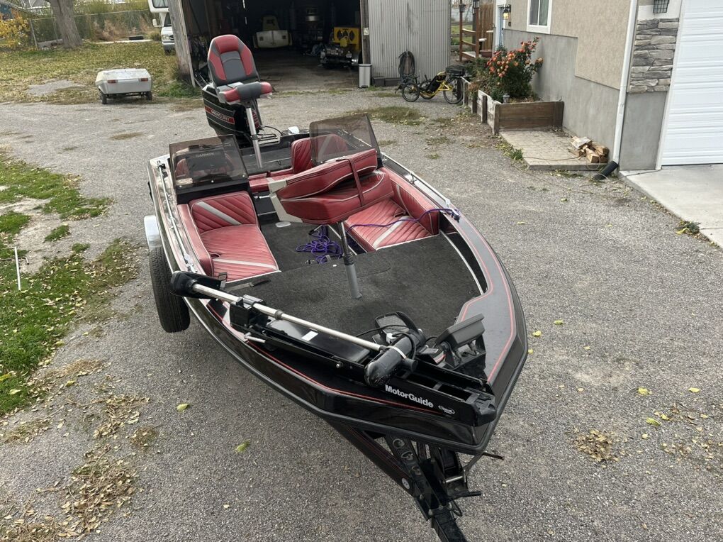 1989 Really Nice Rare Champion 201FS Bass Boat