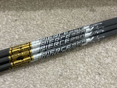 Gold Tip Pierce 250 Carbon Arrows - 12 Pack - Uncut