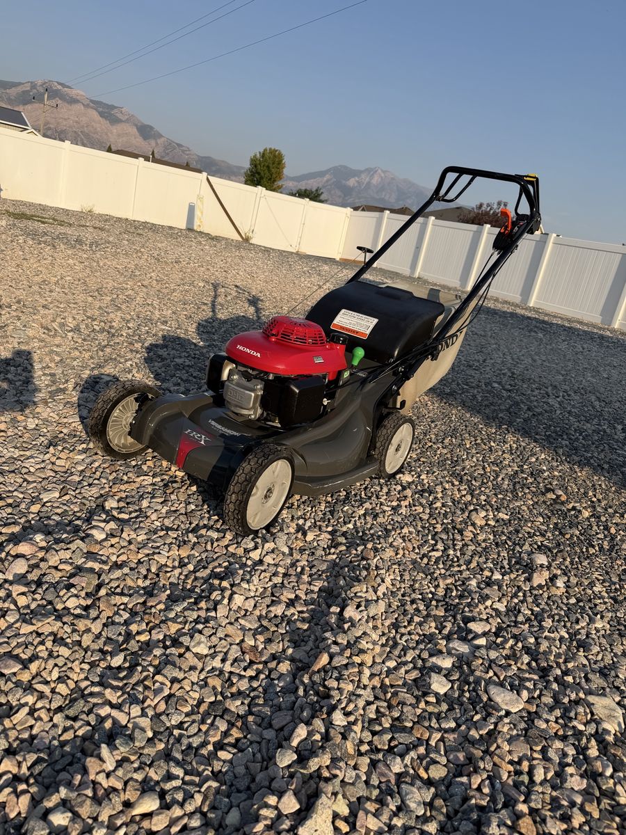 Honda HRX217 Self-Propelled Lawn Mower – Runs Great