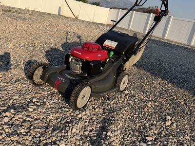 Honda HRX217 Self-Propelled Lawn Mower – Runs Great