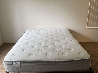 Sealy Posturepedic Plush Eurotop Queen Mattress and Zinus Platform Bed Frame