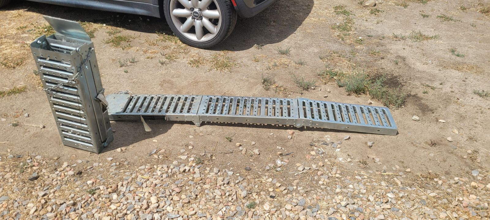 Folding motorcycle/at loading ramps (2)