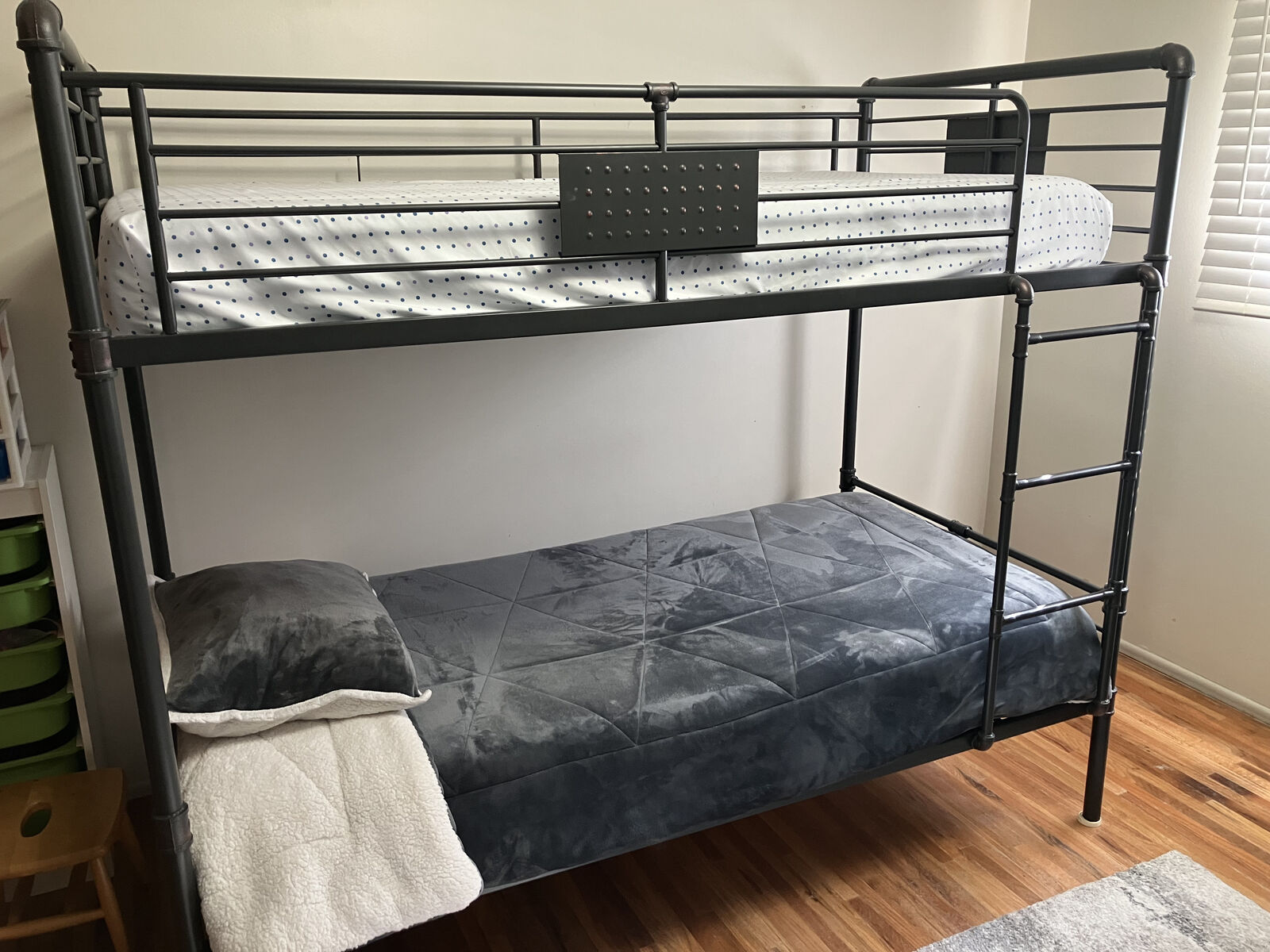 Metal bunk beds