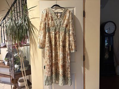 New Tan Dress w/ Green V-Neck Sz L