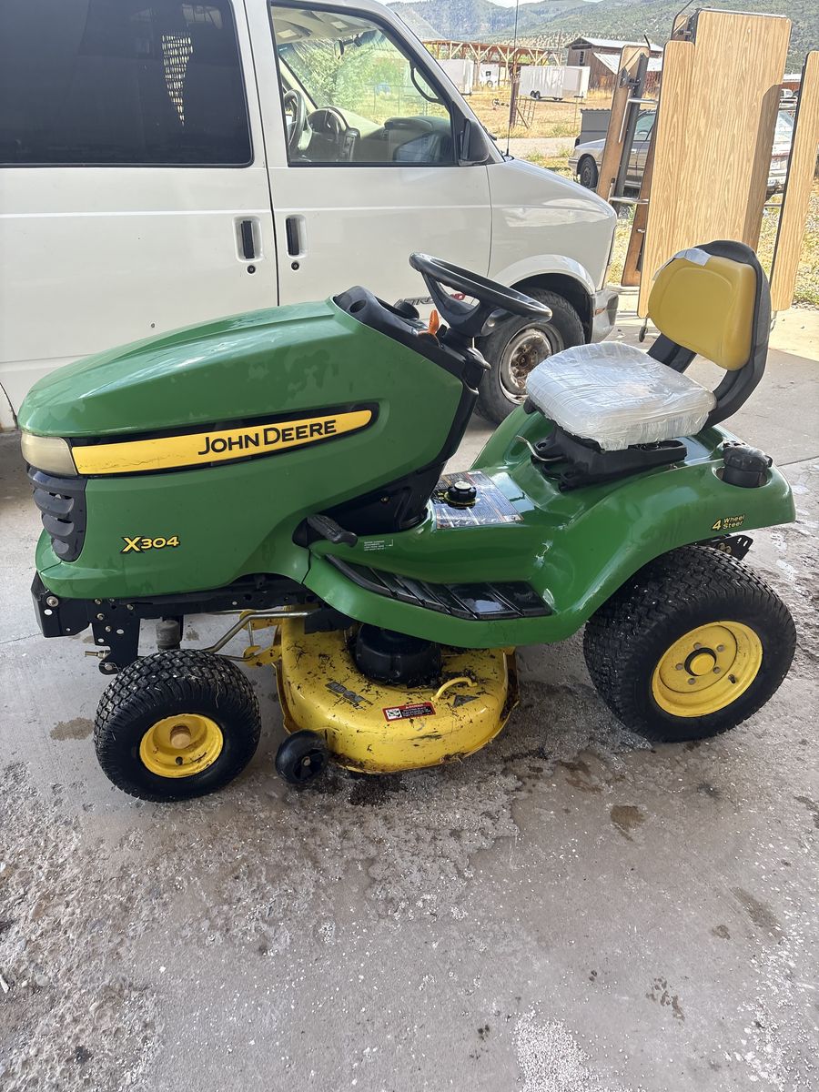 2007 John Deere X304 Lawn Tractor