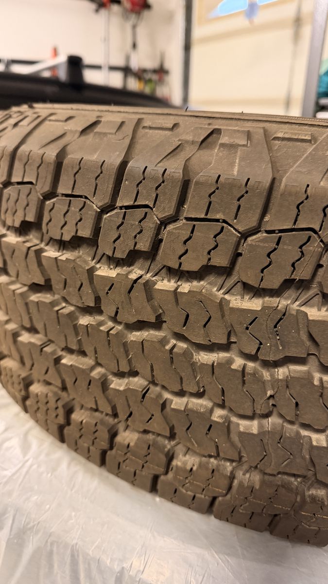 Goodyear wrangler 265/70R16