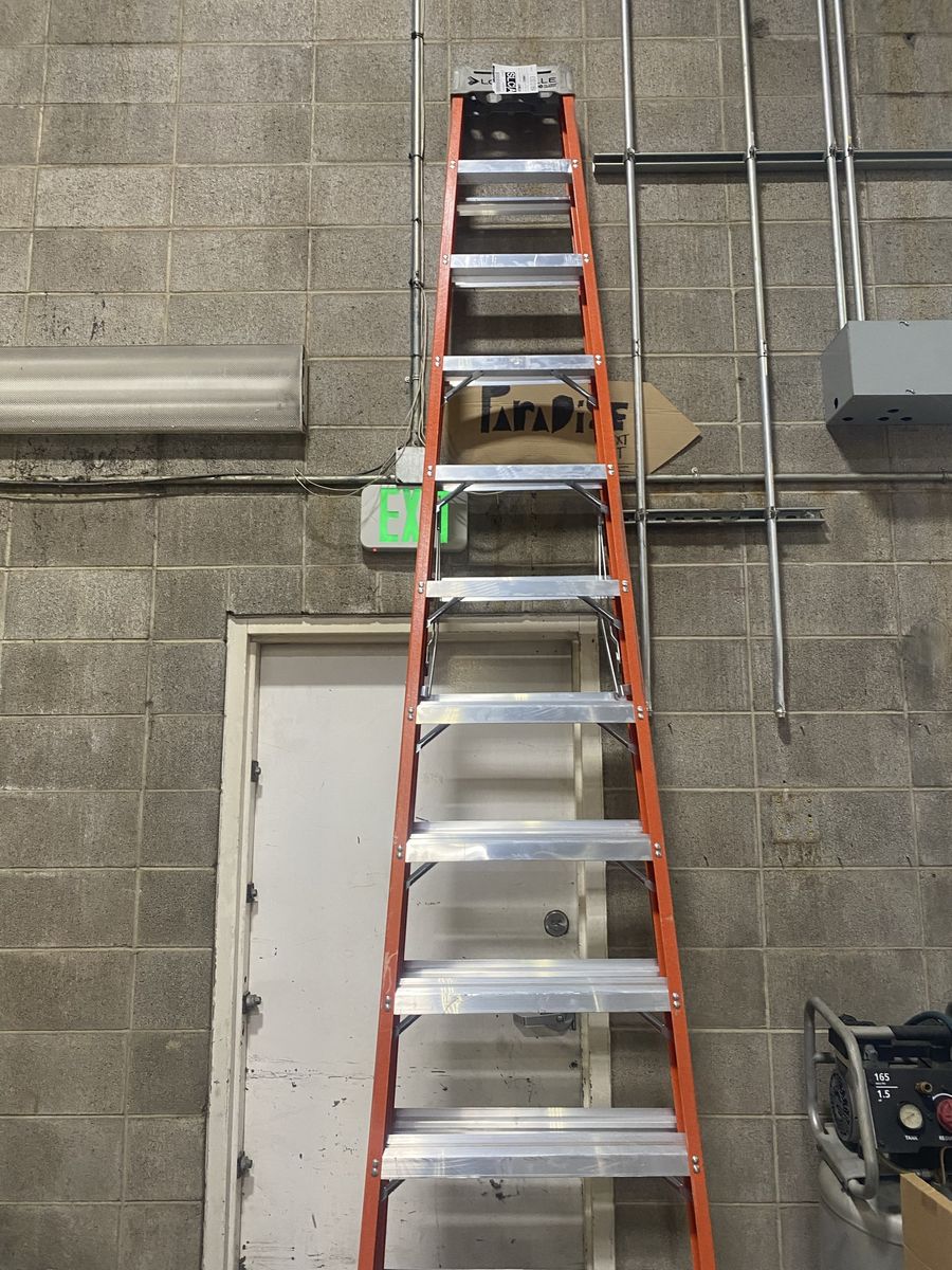 Louisville Ladder 12ft Fiberglass Stepladder 300 lbs Capacity FS1512 (Damaged Foot)