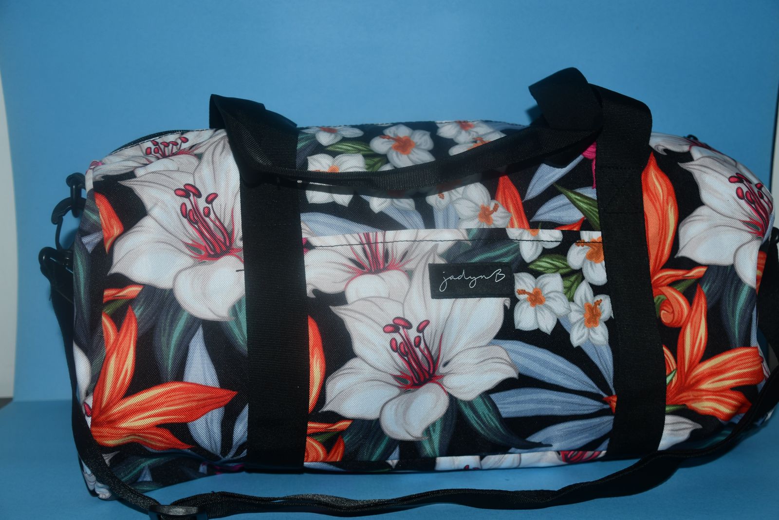 NEW "FLORAL" DUFFLE BAG ~ TOTE ~ HANDLES/SHOULDER STRAP ~ 20" x 10" x 9" ~ ZIPPERED ~ $5