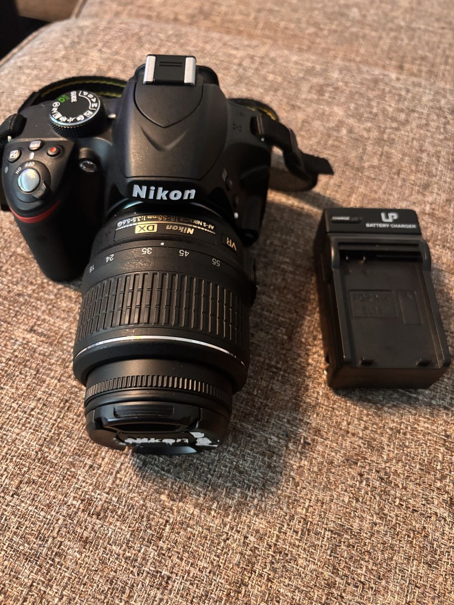 Really nice Nikon d3200 camera w/lens (ready to us
