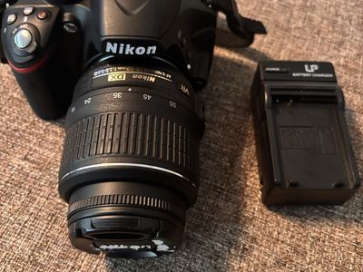 Really nice Nikon d3200 camera w/lens (ready to us