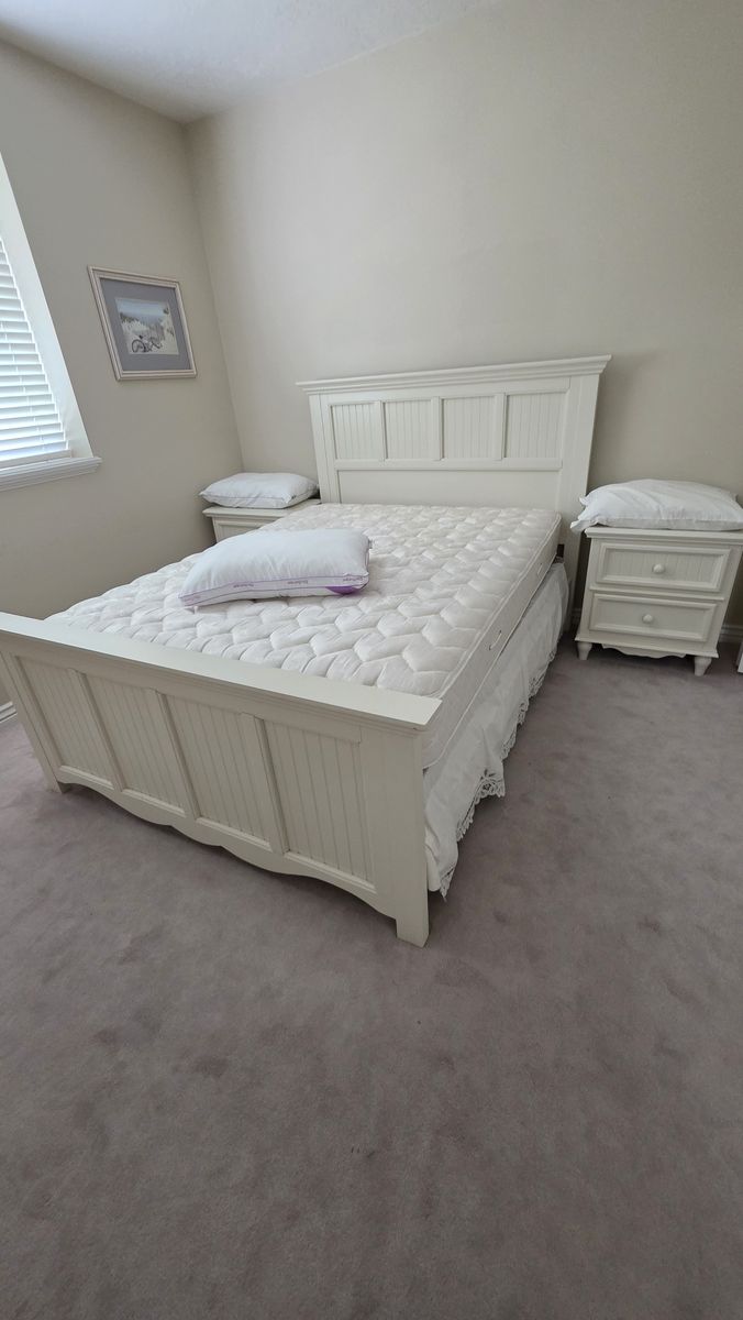 Bassett Furniture Queen Bedroom Set - Like New