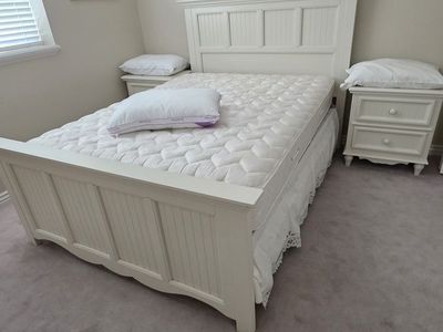 Bassett Furniture Queen Bedroom Set - Like New