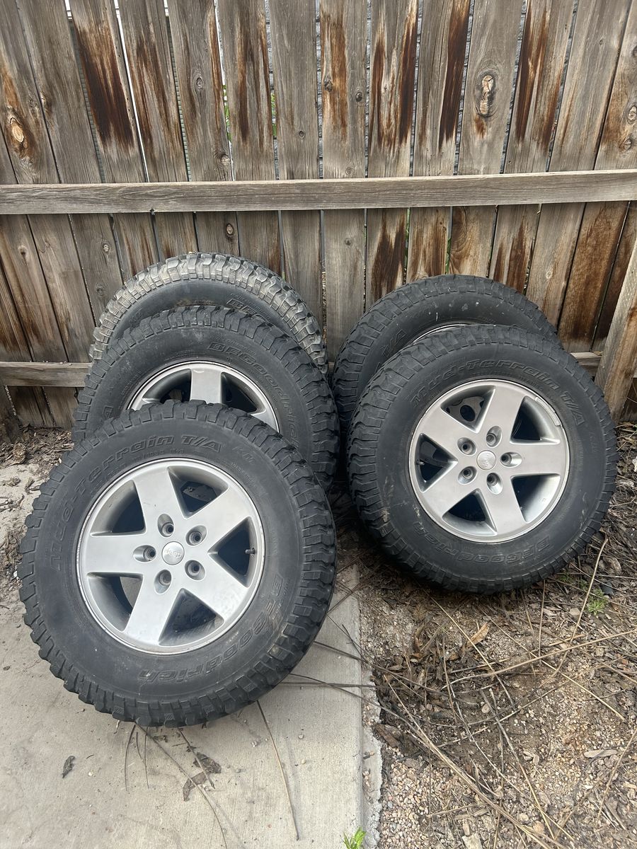 Jeep Pull-offs Set of 5 Wheels and Mud Terrain Tires