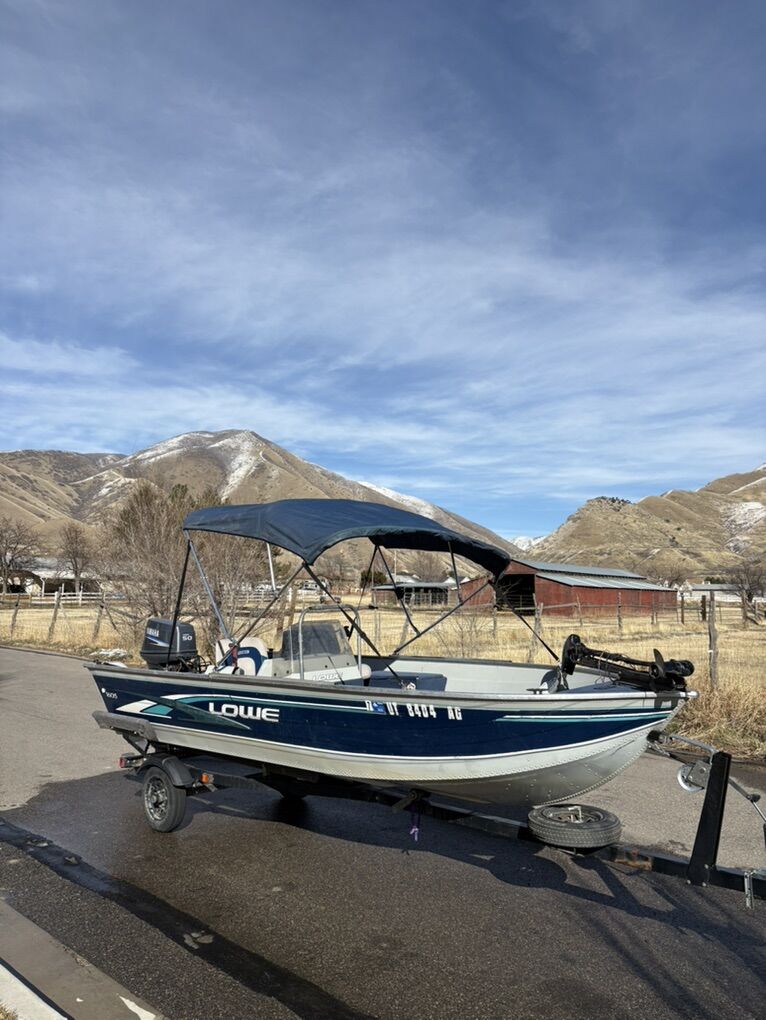 2006 Lowe Fishing Boat