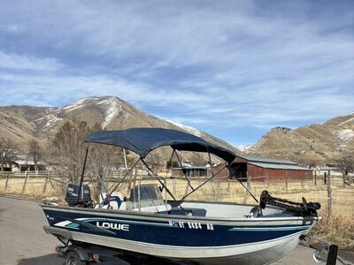 2006 Lowe Fishing Boat