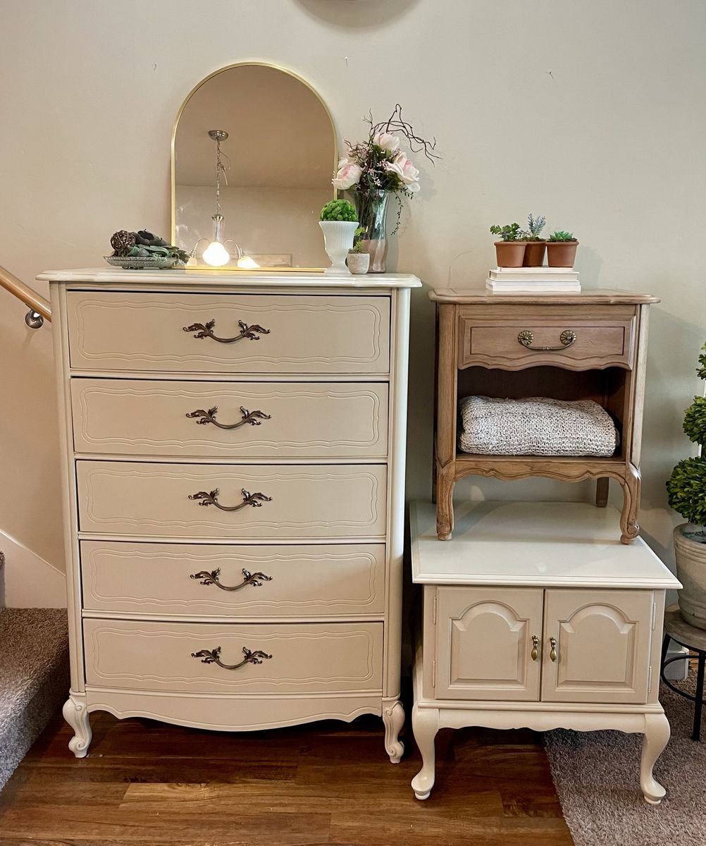 Vintage dresser & 2 nightstand set 