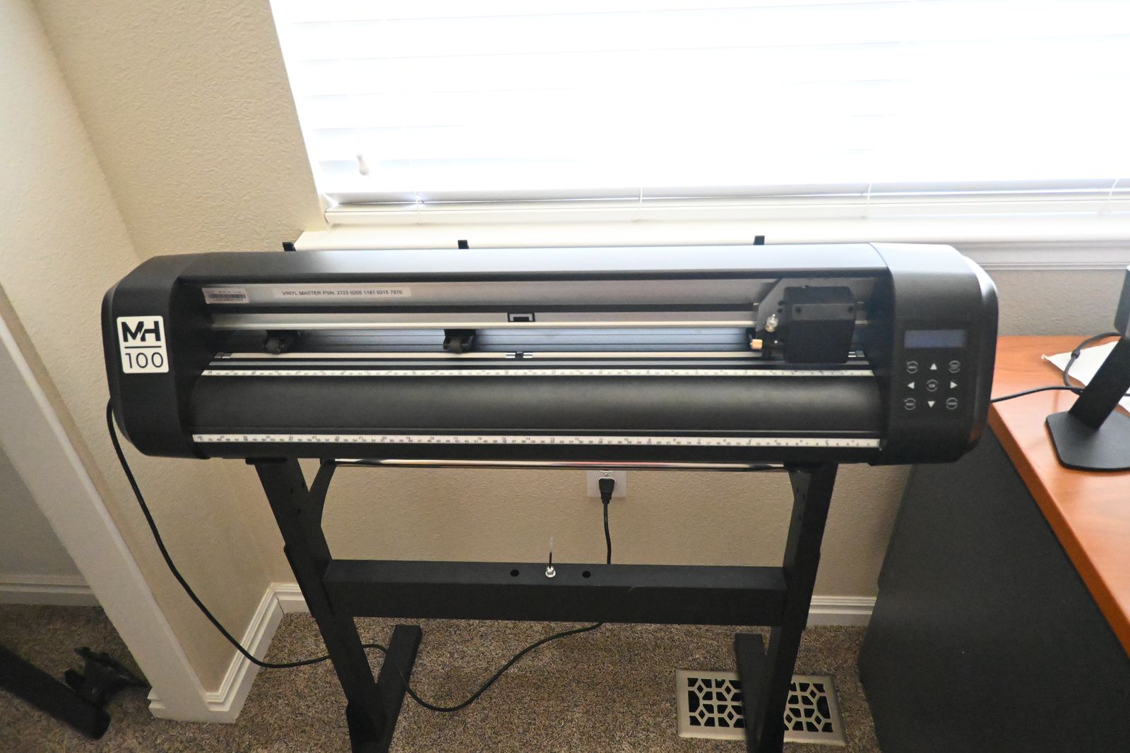MH100 vinyl cutter