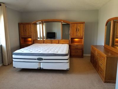 Excellent Condition Solid Oak King Bedroom Pier Set – Tons of Storage!