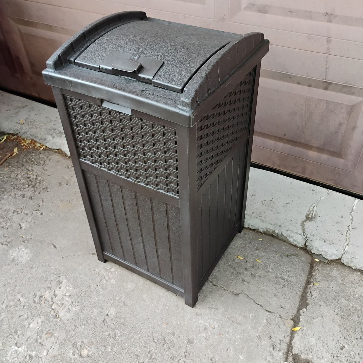 Suncast Outdoor Hideaway 33Gal. Trash Can