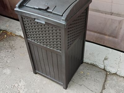 Suncast Outdoor Hideaway 33Gal. Trash Can