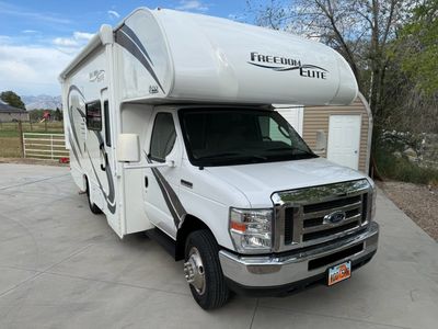 2018 Thor Motor Coach Freedom Elite 22FE Class C RV - Low Miles, Generator, Awning, Sleeps 6
