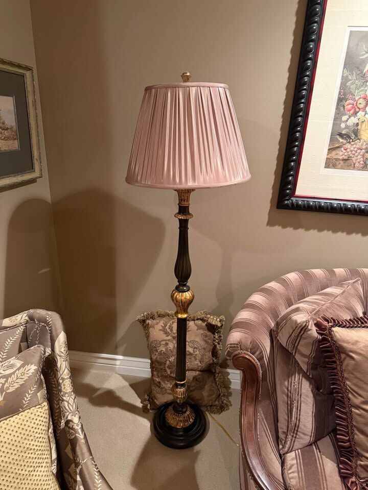 Elegant Decorative Floor Lamp – Traditional Style