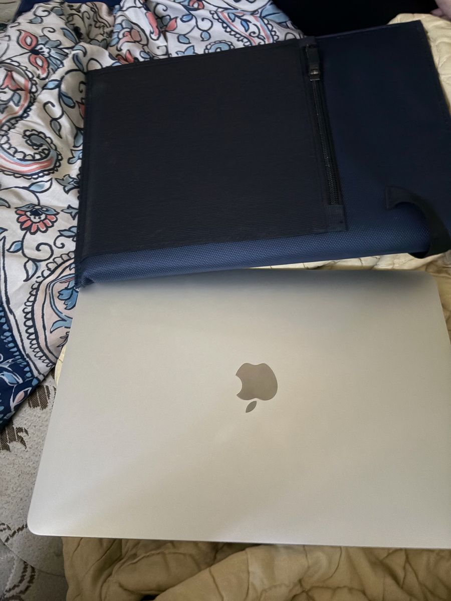 MacBook 2020 pro 512gb with case