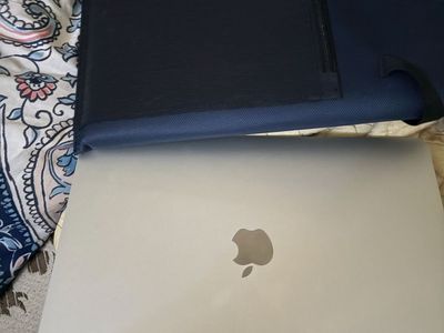 MacBook 2020 pro 512gb with case
