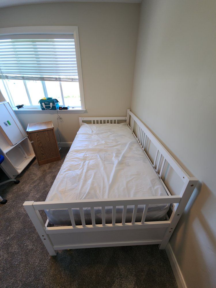White Wood Twin Size Daybed- Good Condition, Slatted Headboard & Footboard