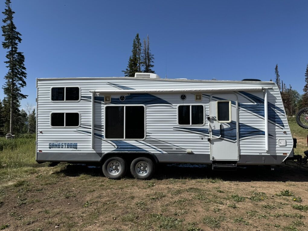 Clean Sandstorm T226SLR Toy Hauler