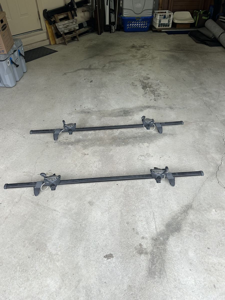 58 inch Thule roof racks. Fits Leer pickup top