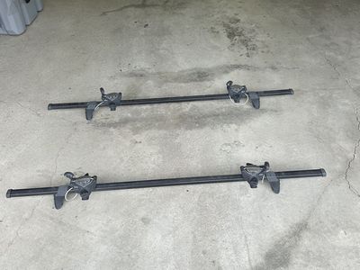 58 inch Thule roof racks. Fits Leer pickup top