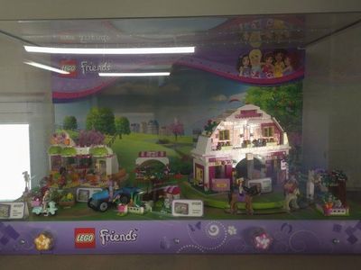 RARE Original LEGO Friends Jungle Rescue Retail Store Display / Toys “R” Us Display Case