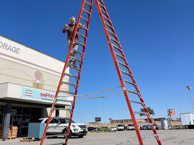 WERNER Fiberglass Twin Ladder 20 ft, 300 lbs cap Orange T7420