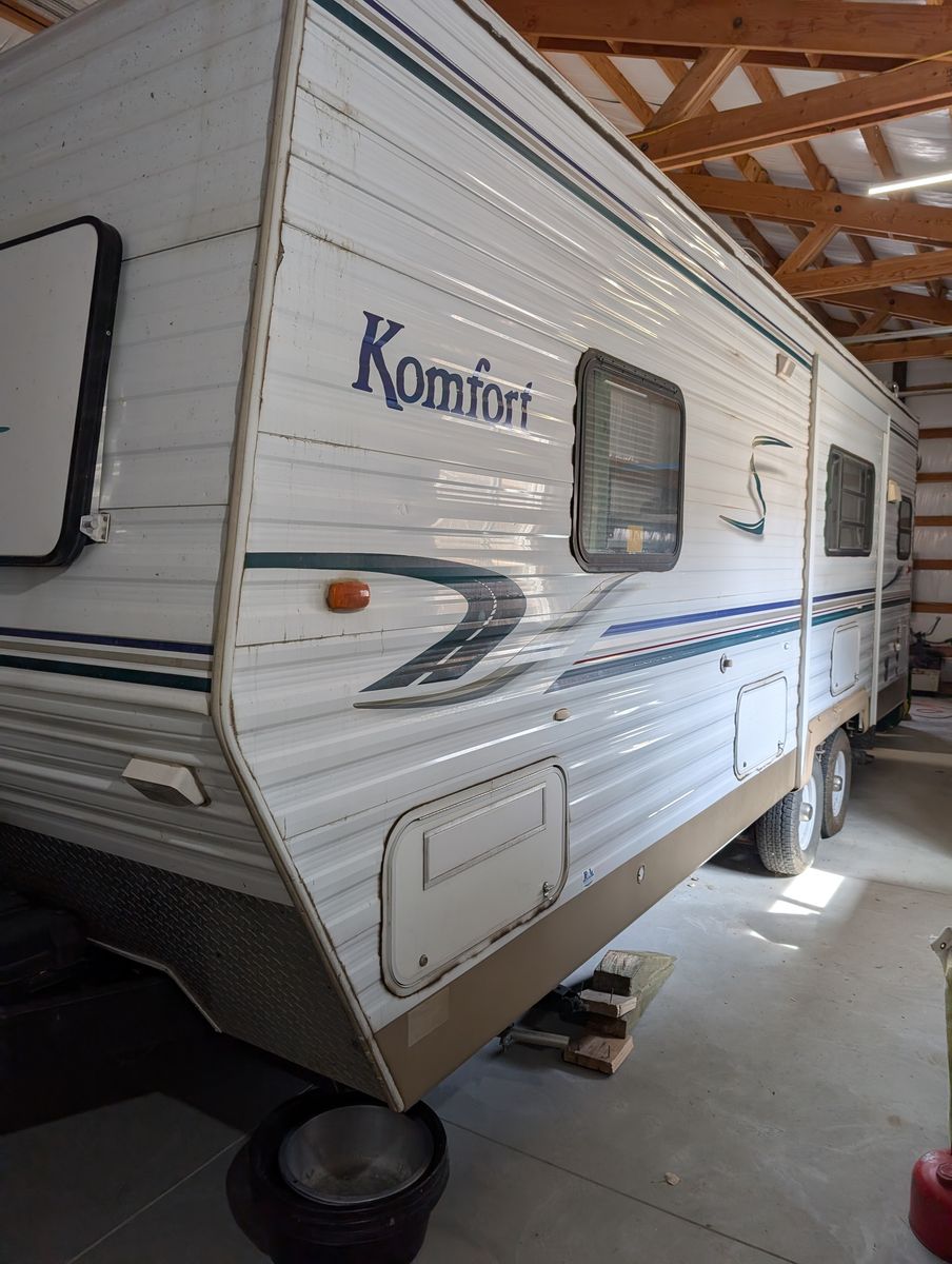2003 Komfort Travel Trailer & LP generator