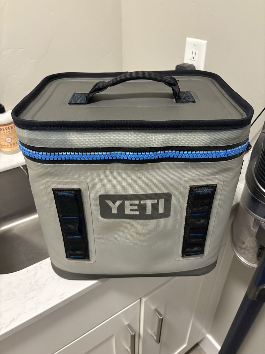 YETI Hopper Flip 12 Soft Cooler – Gray/Blue – Clean