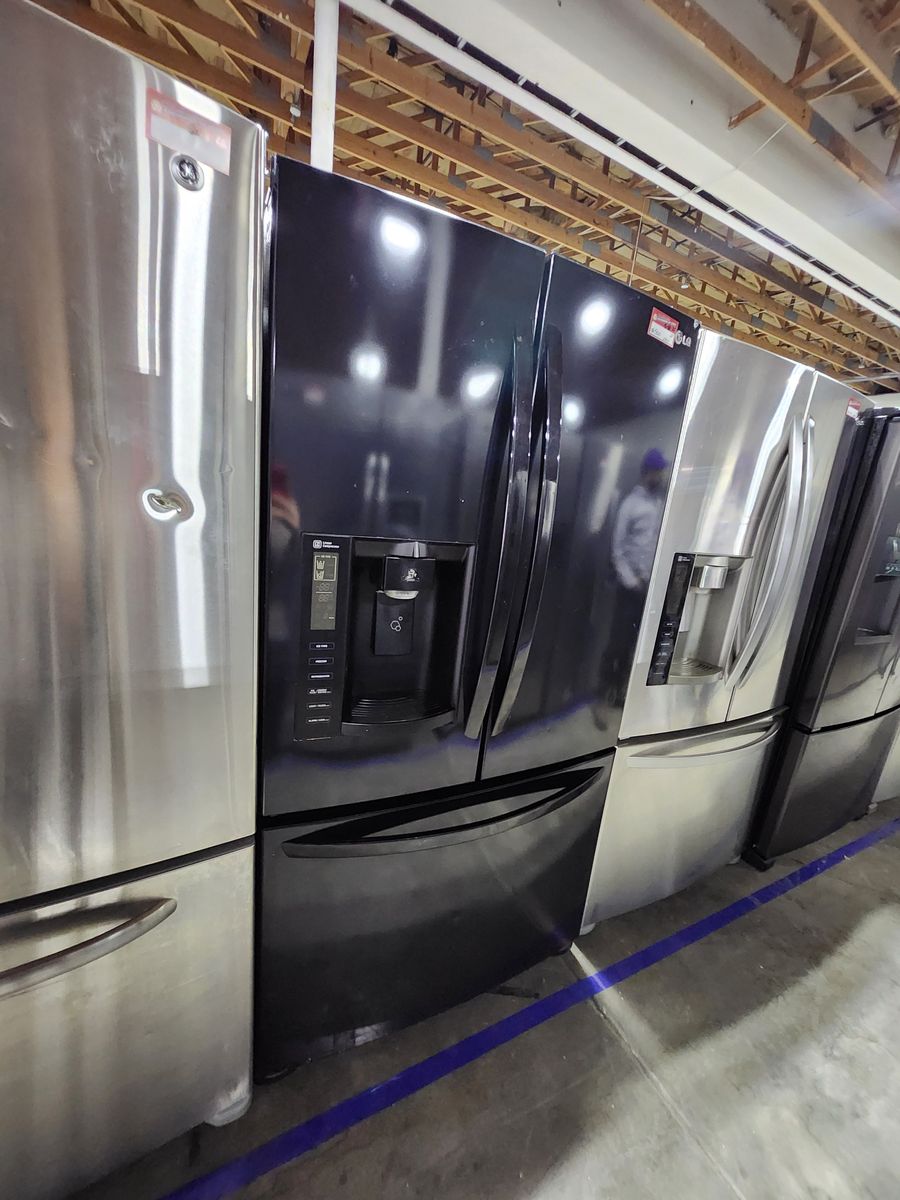 BEAUTIFUL LG GLOSSY BLACK FRENCHDOOR FRIDGE! W-WARRANTY