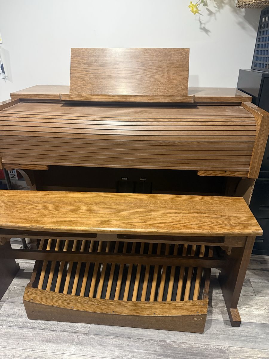 Baldwin Howard Classical Series Organ with Bench