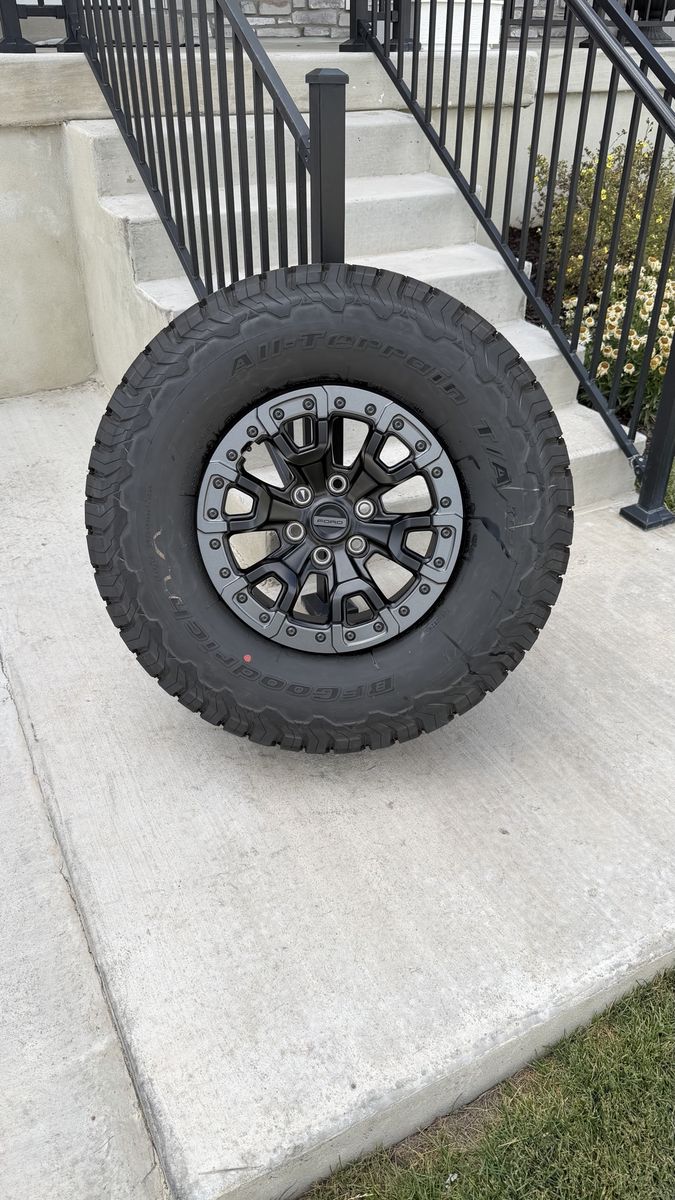 Brand new Ford F150 Raptor Bronco Raptor Rims and Tires 315/70R17 Bfgoodrich Ko2