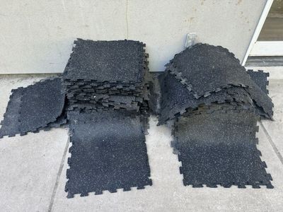 100 New Interlocking Rubber Gym Floor Tiles - 400'