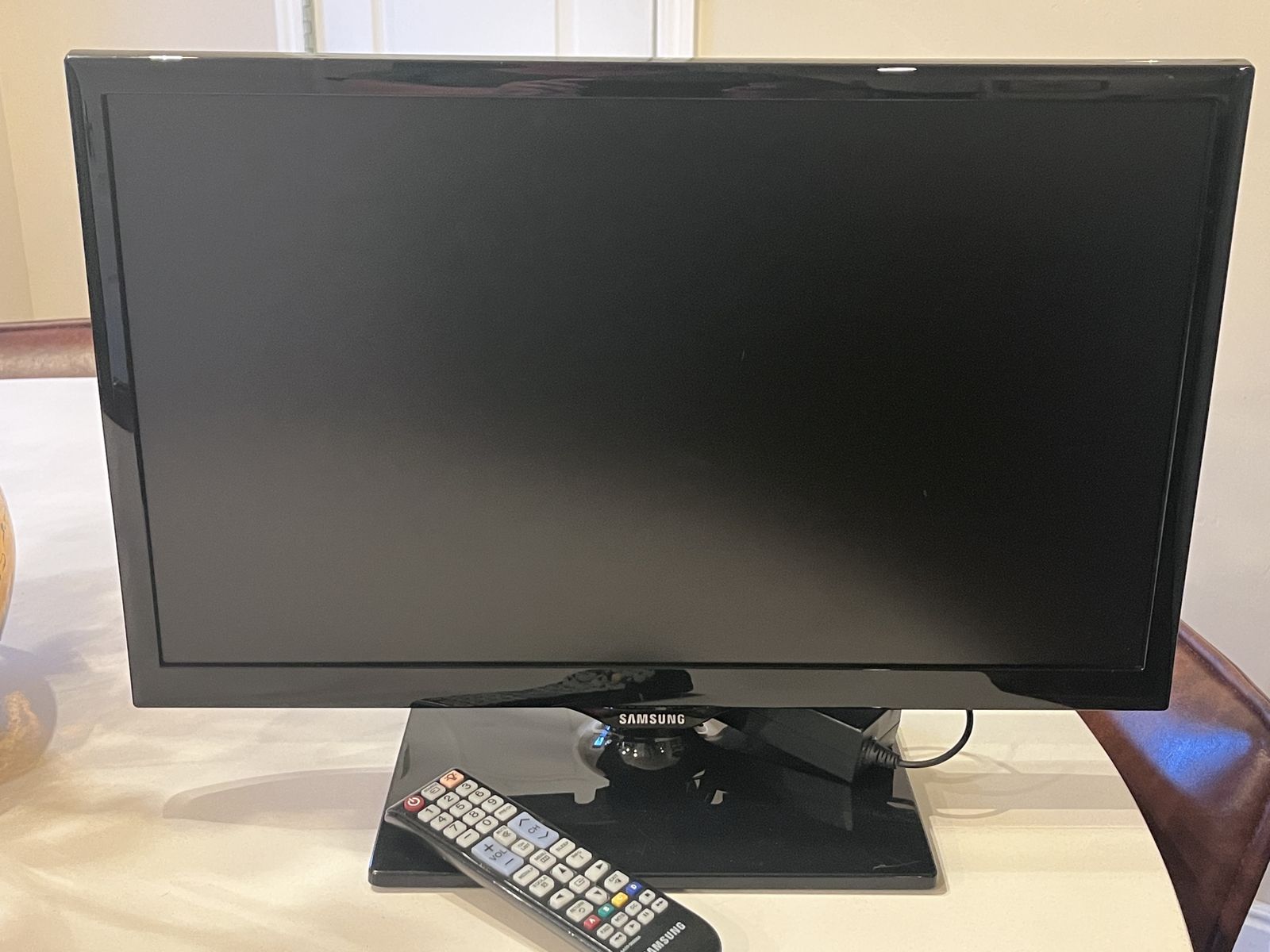 Samsung 24-inch Flat Screen TV Monitor with Remote - HDMI & USB Connectivity