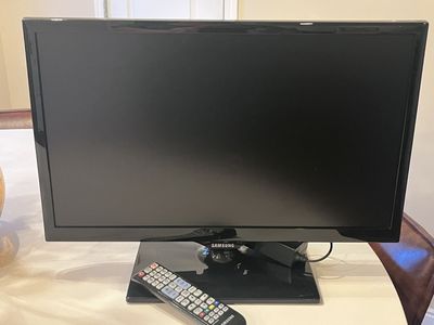 Samsung 24-inch Flat Screen TV Monitor with Remote - HDMI & USB Connectivity
