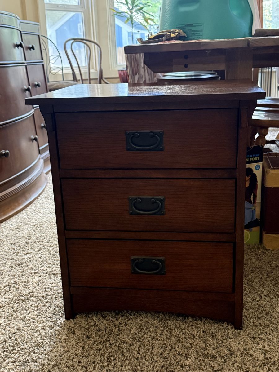 Nice well built end table, solid wood