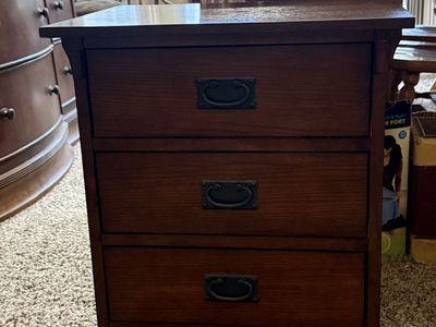 Nice well built end table, solid wood